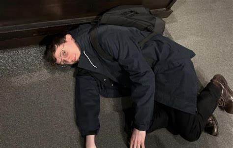 探讨个人知名度与维基百科页面之间的关系,分析为何不需要追求网络上的过度曝光,以及保持低调的积极意义。
