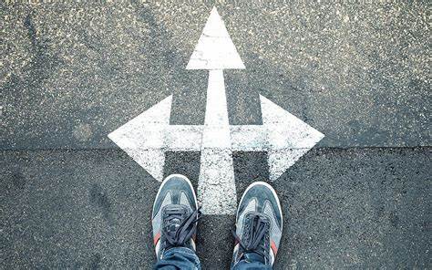 探讨"设计两次"的思维与实践,阐述如何通过反复打磨、验证与沟通建立对自己与团队成果的信任,兼顾创意、质量与效率
