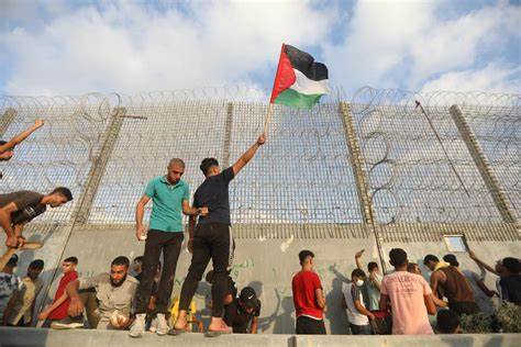 分析特朗普20点和平方案与以色列右翼驱逐幻想的破灭,评估加沙地带局势、人道与法律后果、区域政治变化以及巴勒斯坦人在新格局下的现实与可能出路。
