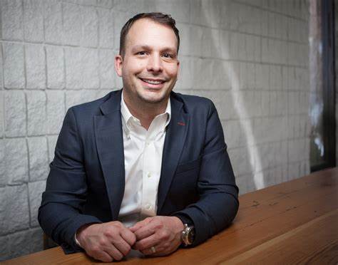 报道指出Gusto以约6亿美元收购Guideline,并可能剥离与竞争对手相关的客户账户;文章回顾双方背景、披露的财务与估值信息,分析并购动机、剥离原因、对客户与竞争者的影响,以及对行业监管与未来发展的观察与建议。
