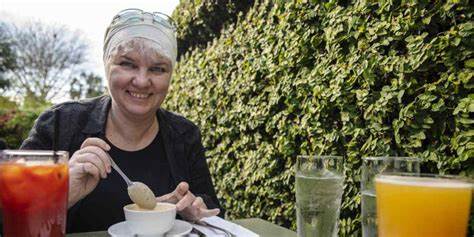 探讨在月领取3000美元社会保障金的情况下,如何智慧规划生活开销,合理应对高额租金压力,实现既舒适又经济的养老居住体验。文章深入分析养老经济挑战,提供切实可行的财务建议和住房选择指导,助您实现理想的养老生活。
