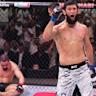 UFC 328赛后,斯特里克兰透露肩部受伤严重,导致与恰马特的重赛计划暂时搁置。本文深入分析伤情影响、赛事调整及两位选手未来发展方向。

