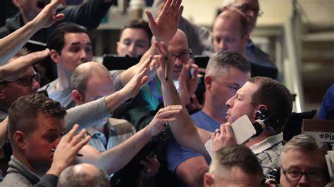 在数字货币投资领域,瑞波币和狗狗币的ETF新产品以创纪录的交易量引发市场关注,然而价格却未能随之上涨,显示出市场反应的复杂性和ETF结构的特殊性。本文深入解析这两款ETF的表现及其对加密市场的影响。
