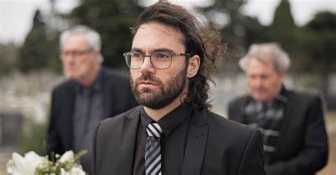 在失去亲人的伤痛中,继承401(k)账户带来情感与财务的双重挑战。如何权衡是立即提取资金偿还债务,还是继续投资让资金增值,是许多继承者面临的重要问题。本文深入解析继承401(k)的法律和税务规定,帮助您理清思路,做出最适合自身情况的理财决策。
