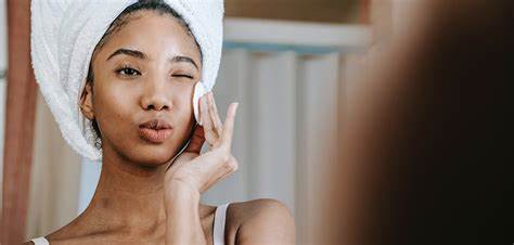 详细解析面部护肤的基础知识和步骤,帮助护肤初学者科学选择产品,合理安排早晚护肤程序,改善干燥细纹,提升肌肤弹性,实现简单高效的日常护理。
