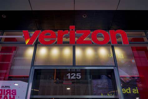 EchoStar据报正在与Verizon就出售AWS-3频谱许可展开谈判,若成交易将进一步改变美国中低频段频谱分配结构,影响5G部署、运营商竞争与监管审查,同时为EchoStar带来重要现金流与合规窗口。
