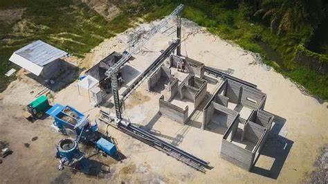 随着全球住宅和基础设施需求的不断增长,传统建筑方式面临巨大挑战。新兴的3D打印建筑技术不仅加快了施工速度,还降低了成本,实现了更环保、更高效的建筑方案,正在推动住宅建筑行业进入一个全新的发展阶段。
