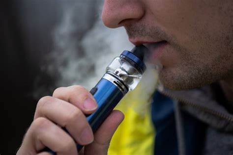 一次性电子烟的普及带来了深远的环境影响,涉及大量有害物质和废弃物处理难题。本文深入探讨一次性电子烟所引发的环境问题及全球各地的应对措施,强调回收和规范化管理的重要性,为实现可持续发展提供参考。
