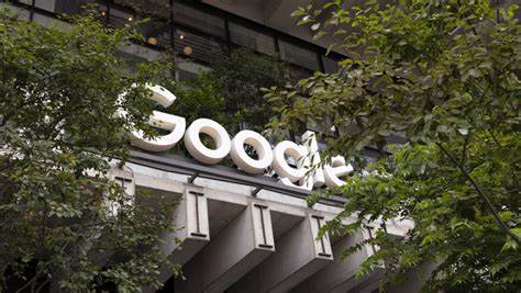 字母公司(Alphabet)凭借在人工智能领域的战略投资和创新应用,成功跻身市值三万亿美元俱乐部,展示出科技巨头在新兴技术浪潮中的领导力和市场影响力。随着AI技术不断渗透到公司多个业务板块,其多元化发展战略也日益凸显,为企业未来的增长注入强劲动力。
