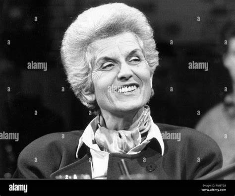 弗雷达·迈斯纳-布劳是一位对环保运动和社会政治产生深远影响的奥地利女性政治家和记者,她不仅积极反对核能,还在推动环保意识和女性权益方面发挥了重要作用。她的一生充满了对正义、民主和和平的坚持,成为奥地利绿色运动的重要象征。
