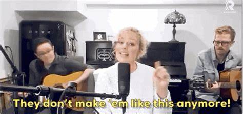 探讨音调控制的历史背景、作用及其在现代高保真音响设备中的消失原因,深入解析音调控制对聆听体验的影响以及人耳对不同频率响应的特点。
