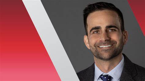 Pacs集团首席财务官德里克·阿普特因涉嫌接受商业合作伙伴赠送的高价值礼品而辞职,凸显了公司内部管理和财务报告上的问题。此事件发生在公司因财务报表延迟提交而面临纽约证券交易所退市威胁的背景下,进一步加剧了市场对Pacs集团治理和财务透明度的担忧。文章深入解析了此次财务高管变动的背景、相关调查进展以及对公司前景的潜在影响。
