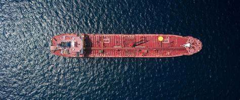 随着中东与美国对亚洲的原油出口量激增,油轮租赁费率迎来突破,促使全球油运市场供需关系重塑,船东收益提升,面对地缘政治与制裁挑战,行业展望依然充满变数与机遇。
