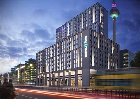 详尽介绍Motel One Berlin-Alexanderplatz的地理位置、房型与设施、交通与周边景点、适合人群与预订建议,帮助计划柏林市中心经济设计型住宿时做出明智选择。
