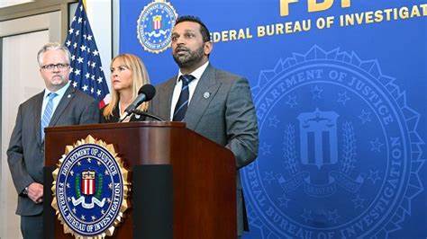 近日,美国联邦大陪审团在俄亥俄州戴顿地区起诉三名美国公民及二十二名中国公民,牵涉四家中国制药公司,揭露一起涉及芬太尼切割剂的国际毒品走私与洗钱阴谋。该事件反映了跨国毒品犯罪的新趋势及执法部门应对致命芬太尼危机的决心。
