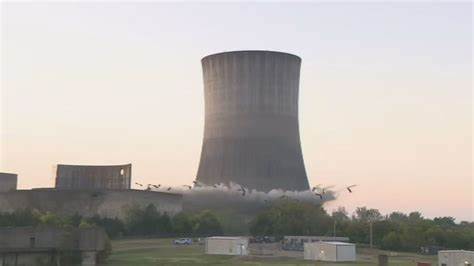 详细介绍田纳西哈茨维尔电力管理局旧冷却塔爆破拆除过程,探讨其背景意义、工程安全措施及未来发展计划,深度解析清晰展现拆除背后的技术与环保考量。
