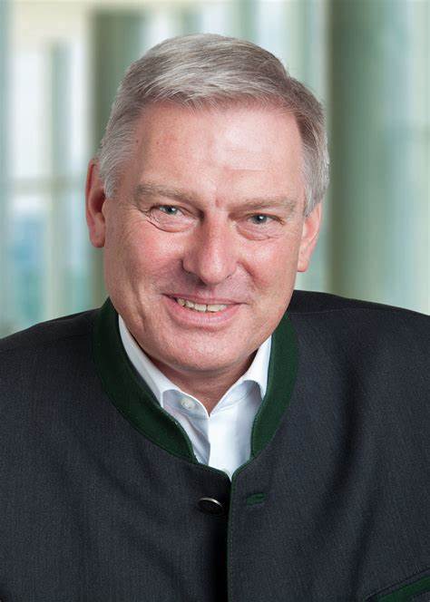 介绍如何利用 Vockenhuber Bestattung 网站的 Sterbefälle(逝者公告)部分查看逝者信息、点亮电子悼念蜡烛、撰写悼念留言,并提供悼念礼仪、殡葬类型、法律与隐私注意事项以及面向殡葬服务机构的搜索引擎优化建议
