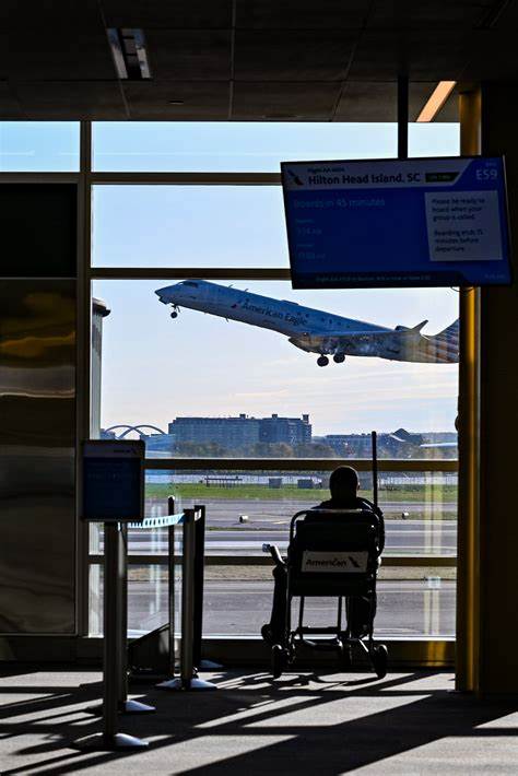 随着特朗普政府计划撤销多项由拜登政府推动的航空乘客保护政策,航空旅客的权益保障面临重大挑战。这一变化不仅可能影响旅客的乘机体验,也引发了行业内部和消费者之间的激烈讨论。本文深入解析政策变动的背景、核心内容及其潜在影响,助力读者全面了解美国航空乘客权利的最新动态。
