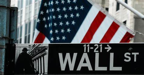 随着美国股市和企业财务披露制度的持续发展,特朗普总统再次提出取消公司季度财报的要求,改为半年一次的报告频率,引发了监管机构和投资者的热议。这一举措背后涉及的成本节约、企业管理效率提升以及信息透明度的权衡,成为当前资本市场焦点话题。本文深度解析该提案的背景、利弊以及未来可能带来的影响。
