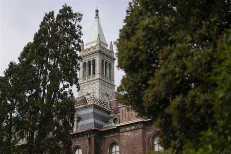 加州大学伯克利分校向特朗普政府提交了160名教职员工和学生的名单,因涉嫌反犹太骚扰事件展开调查。此举引发学术自由、言论自由及隐私权的广泛讨论和担忧,成为当前美国高校与联邦政府互动中的重要焦点。
