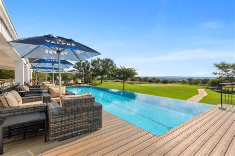 The Ranch Resort坐落于南非利姆波波省的野生丛林深处,融合自然保护、奢华住宿和多样娱乐活动,成为休闲与商务旅行首选的度假胜地。这里独特的生态环境和丰富的设施,为游客带来非凡的体验。
