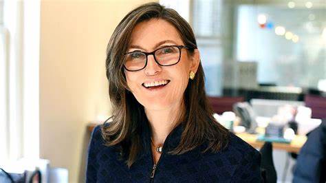 探索凯茜·伍德与阿联酋如何将加密货币与足球产业相结合,推动数字资产领域的革命性发展,揭示未来加密足球市场的巨大潜力及其对全球体育娱乐产业的深远影响。
