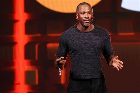 探索资深交易员理查德·E·普塔迪奥与亿万富翁阿瑟·海耶斯围绕加密货币代币HYPE与ASTER的争夺战,分析两者在去中心化金融领域的竞争态势及未来潜力。
