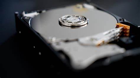 随着人工智能和云端服务对数据存储的爆炸式需求,传统硬盘制造商迎来新的增长窗口。本文解析希捷与西部数据近期业绩、价格策略、技术演进以及投资者应关注的关键因素,为判断长期价值提供系统化视角
