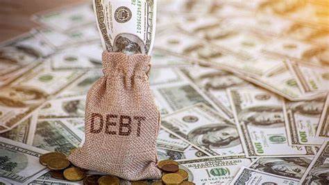 随着美国消费者依赖信用卡消费的频率大幅增加,2025年7月美国消费性债务同比增长了9.7%。本文深入分析这一现象背后的经济因素、利率影响以及消费者应对债务的实用策略,帮助读者全面理解当前信贷市场动态。
