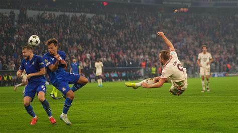 哈里·凯恩在2024-25赛季欧冠小组赛中对阵萨格勒布迪纳摩的比赛中上演了精彩的四球表演,成为历史上少数在单场欧冠比赛中打进四球的球员之一。尽管表现出色,但凯恩对球队的防守表现依然有所不满,体现出他对完美竞技状态的追求。
