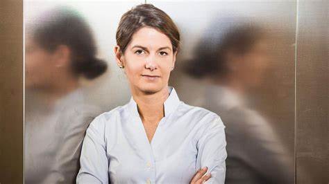 近期,德国北德广播公司(NDR)宣布由前《Bild》主编Tanit Koch接替备受争议的Julia Ruhs,担任其主导的辩论节目《Klar》主持人。此举不仅反映出德国公共广播在政治与舆论多样性上的努力,也引发了广泛的社会讨论。
