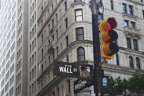 本文深度解析了知名财经评论员吉姆·克莱默对StubHub首次公开募股(IPO)表现的看法,探讨了StubHub的商业模式、上市表现及其在当前资本市场环境中的地位,同时结合投资者应如何理性看待IPO,避免市场泡沫风险。
