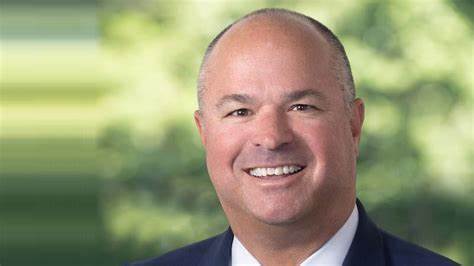 本文深入介绍了比尔·尼利在波士顿互助人寿保险公司北佛罗里达地区的职业生涯与贡献,探讨其如何通过专业的服务和卓越的销售技巧赢得客户信任,并推动人寿保险在当地市场的发展。
