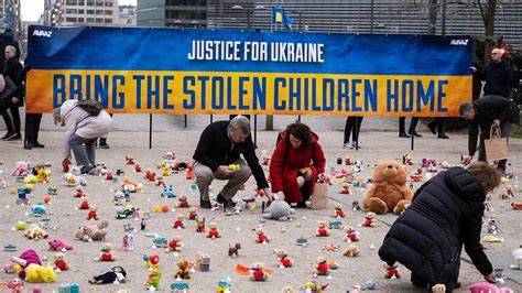 揭示自2022年全面入侵以来成千上万名乌克兰儿童被强制带离家园、送往俄占区与俄罗斯境内"再教育"与收养体系的过程、影响与应对途径,探讨国际法框架、心理康复和归还机制的现实挑战与可能解决方案。
