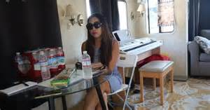 在加利福尼亚帕洛阿尔托,一位以信仰为动力的"车主房东"通过出租街头停放的房车,向低收入群体提供经济适用住房。然而,随着当地政府计划出台新政策限制此类业务,她的信念与经营模式正面临严峻考验。
