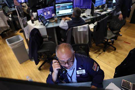 美国期货市场在欧洲交易时段经历了波动,继先前达到历史高点后出现下跌,投资者密切关注即将公布的消费者价格指数(CPI)数据。市场动态反映出经济增长与通胀预期的复杂互动,为未来行情走向提供重要线索。
