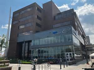 在电费上升与人工智能和大型数据中心带来巨量用电需求的背景下,私募股权如何看待公用事业资产的价值、带来的监管与公共利益挑战,以及政府与社区应如何应对以平衡投资回报与民众负担。
