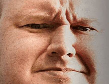 新西兰司法部长批准将Megaupload创始人金·多特康引渡至美国,面对严重的版权侵权及洗钱指控。尽管金·多特康提出司法复审申请,指控政府存在偏见和不合理待遇,但新西兰高等法院最终驳回了他的诉求,确认引渡决定合法有效。案件背后复杂的国际执法合作和法律争议,展现了跨国版权执法的挑战与法治坚持。
