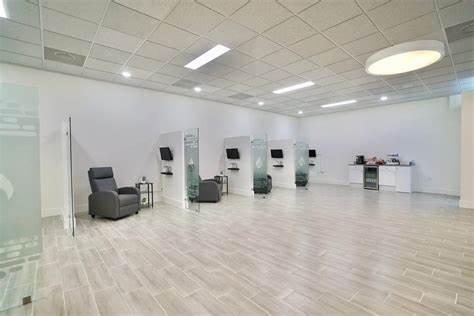 深入了解南佛罗里达BioHealth输液中心如何凭借超过二十五年的专业经验,以先进的治疗技术和贴心的患者服务,为患者带来卓越的医疗体验。本文详细介绍该中心的服务特色、技术优势、患者承诺以及与医疗提供者的紧密合作,助力患者安心接受输液治疗。
