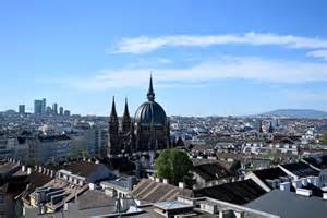 随着美国科研经费削减,奥地利通过慷慨资助计划成功吸引了25名来自哈佛、麻省理工和普林斯顿等美国顶尖高校的杰出学者,推动本国科学研究水平迈上新台阶。
