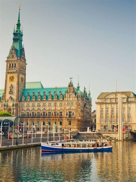 详细解析汉堡各类酒店与住宿选择,包含地理区域、设施特色、预订技巧、交通便利度与实用旅行建议,助你在汉堡找到最适合的落脚点
