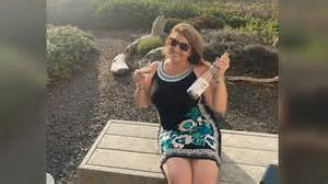 琳达·布罗西·墨菲以其坚强的意志和乐观的态度,勇敢面对恶疾ALS,书写了生命的精彩篇章。她的故事不仅展现了疾病带来的挑战,更传递了珍惜家庭、友谊和生活的深刻价值。本文讲述她的生命历程和对生命的热爱,激励更多人勇敢生活。
