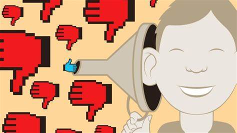 随着互联网的普及,人们获取信息的方式发生了巨大变化,但搜索引擎在无意间强化了用户已有的观点,形成了信息回音室效应。深入探讨搜索行为如何影响我们的认知偏差以及有效缓解方法,为理性思考提供参考。
