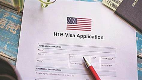 随着美国H-1B签证政策的剧烈变化,越来越多在美国工作的中国专业人才开始考虑移居欧洲,寻求更稳定的职业发展环境和友好的移民政策。本文深入探讨了此次签证混乱对中国技术人才的影响,以及他们为何选择欧洲作为新的职业前沿。
