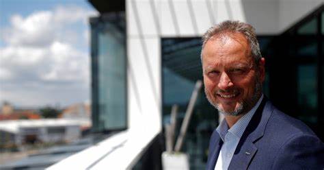 欧洲航空航天巨头空中客车、泰雷兹与莱昂纳多计划通过"Bromo项目"组建卫星制造公司,以应对中美竞争压力,提升欧洲在全球卫星领域的影响力和市场份额。此次合作预计于2025年达成首个协议,推动欧洲卫星产业进入新阶段。
