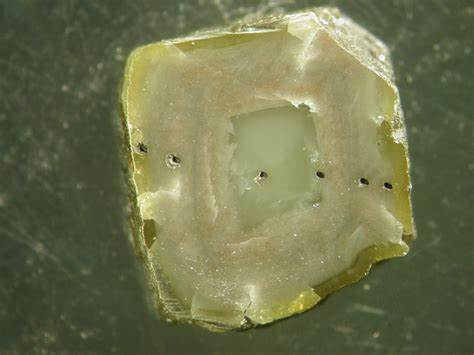 矿物学和地球化学领域迎来新突破,科学家首次在地幔深处300公里以下发现富含镍的合金,这一发现为理解地球内部结构和演化提供了重要线索,有助于深入揭示地球动力学和物质循环机制。
