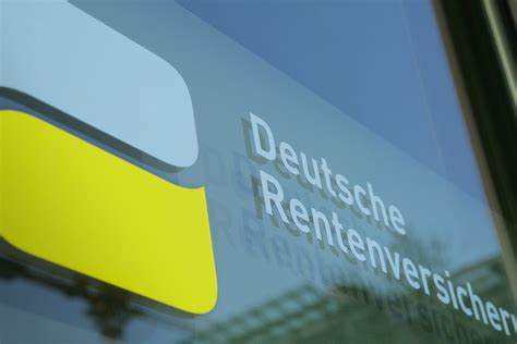 全面解析德国Deutsche Rentenversicherung Bund的养老保险体系,涵盖申请流程、在线服务、补贴政策、康复支持及数字化发展趋势,助您全面了解并高效利用德国法定养老保障。
