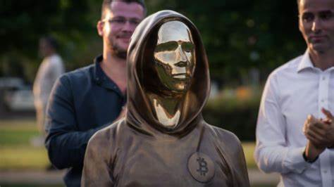 中本聪,作为比特币的神秘创世者,凭借其持有的大量比特币资产,最近跃居全球富豪排行榜第十二位,成为金融科技领域备受瞩目的传奇人物。本文深入探讨了中本聪的财富来源、比特币的历史影响以及这一成就对全球加密货币市场的潜在意义。
