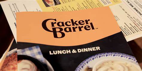 克拉克桶餐饮连锁公司因第四季度业绩未达预期,其股票价格在盘后交易中大幅下跌。同时,投资者对公司先前标志设计引发的争议依然记忆犹新,影响了市场的信心。本文深入分析克拉克桶近期的业绩表现、品牌形象问题及其对股价的影响,并探讨未来发展前景。
