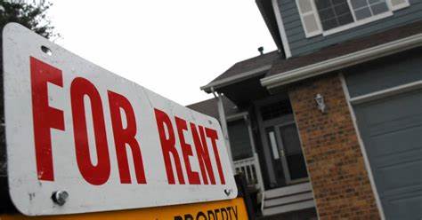 当因工作搬迁后原住房仍未售出,面对持续房贷与维护成本,你需要用财务、税务、市场及生活计划四个维度做出选择。下面提供可操作的分析框架、现金流示例、税务与贷款注意事项以及长期与短期的可行策略,帮助你在纳什维尔市场中决定是出租保留还是以亏损出售。
